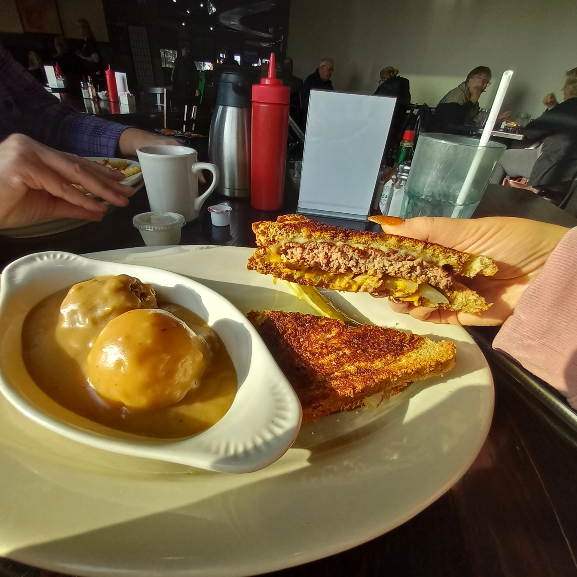 sandwhich-and-mashed-potatos Sandwich and mashed potatoes at a cafe in grand forks