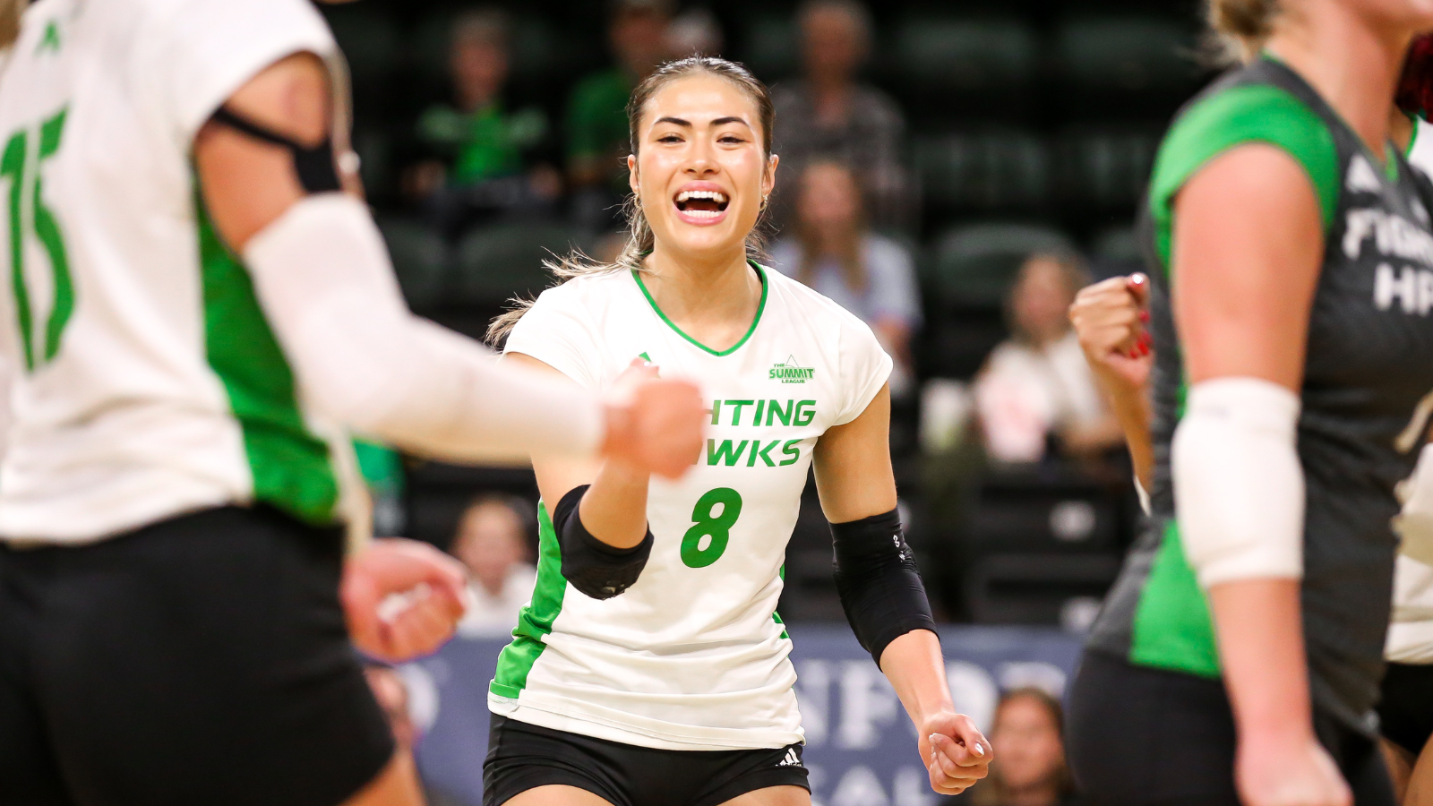 UND Women's Volleyball UND Women's volleyball celebrates a score